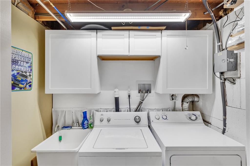 4 B Springwood Square Harwick, PA 15049 - Photo 29 of 32 a bathroom with a sink and a mirror