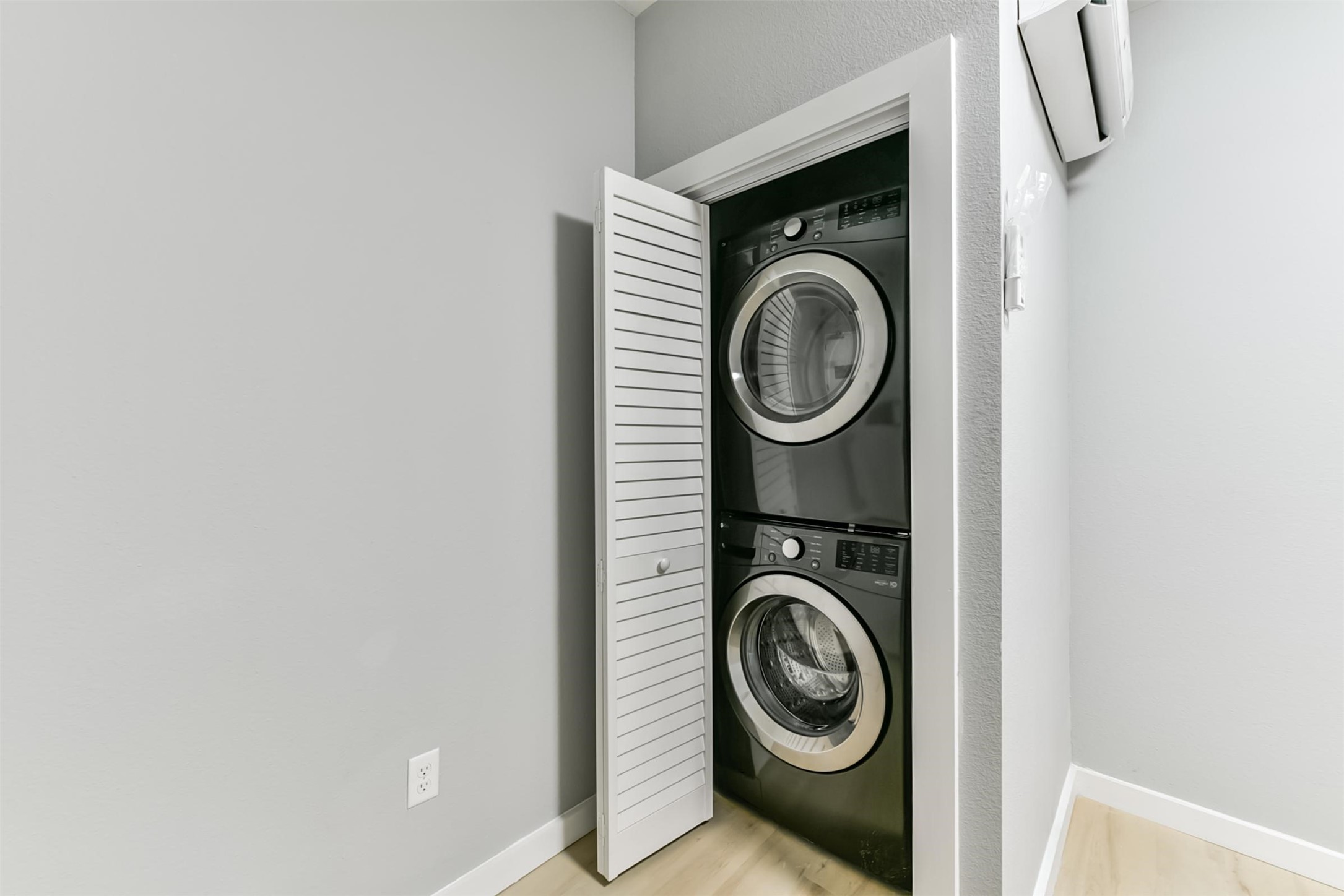 1350 Broadfield Boulevard, Unit 228 Houston, TX 77084 - Photo 13 of 29 a utility room with dryer and washer