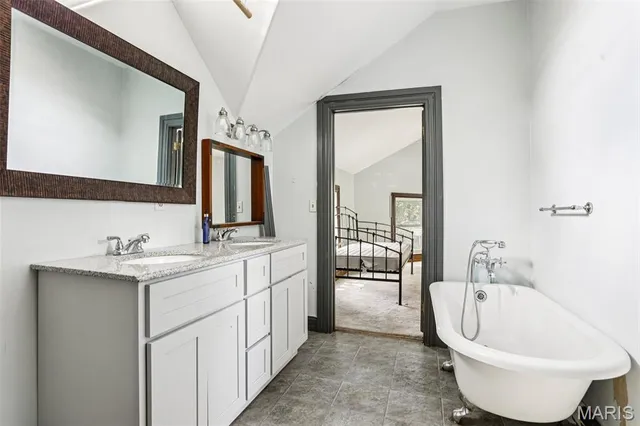 $302,000 | 2074 North 425 Street, Vandalia, IL 62471