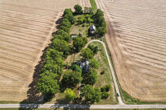 $302,000 | 2074 North 425 Street, Vandalia, IL 62471