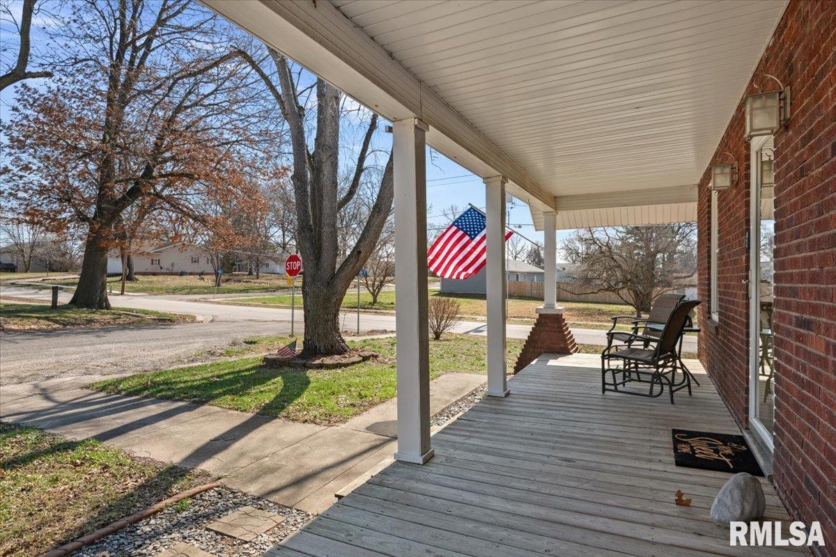 901 North 6th Street Riverton, IL 62561 - Photo 4 of 48