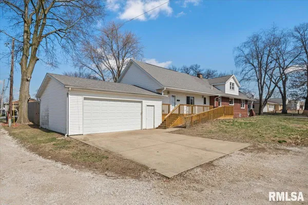 $249,900 | 901 North 6th Street, Riverton, IL 62561