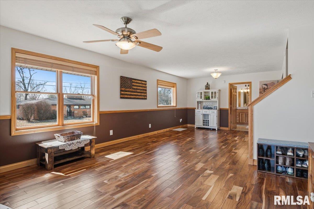 901 North 6th Street Riverton, IL 62561 - Photo 5 of 48