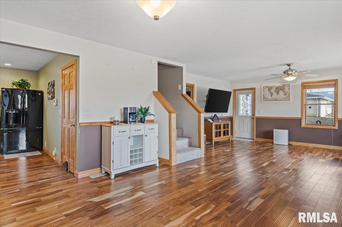 901 North 6th Street Riverton, IL 62561 - Photo 7 of 48