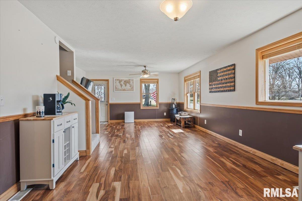 901 North 6th Street Riverton, IL 62561 - Photo 8 of 48