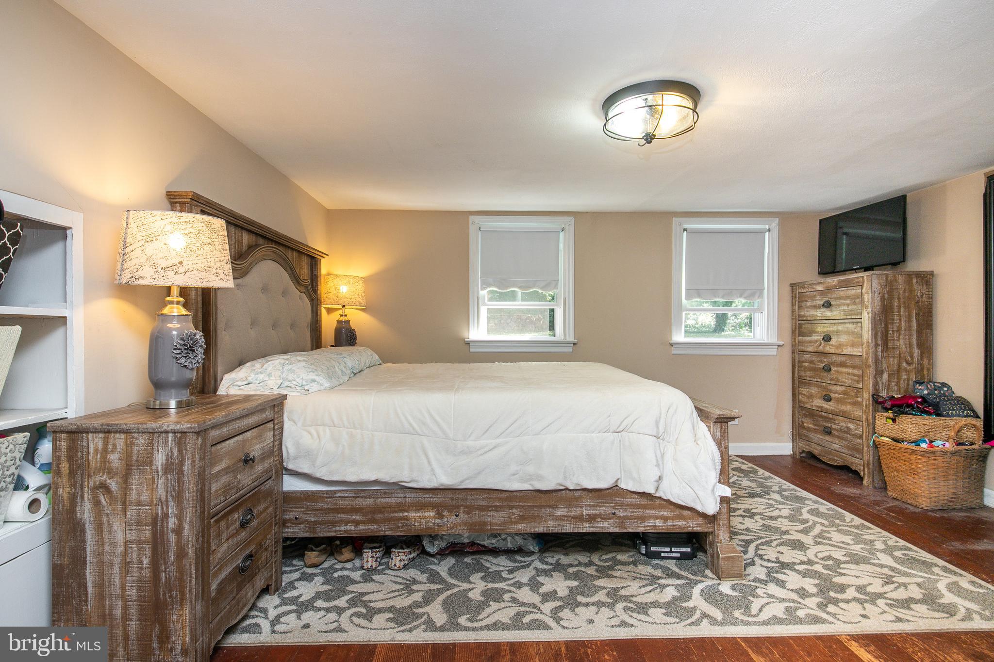 7025 Grove Road Alexandria, VA 22306 - Photo 22 of 29 Master Bed
