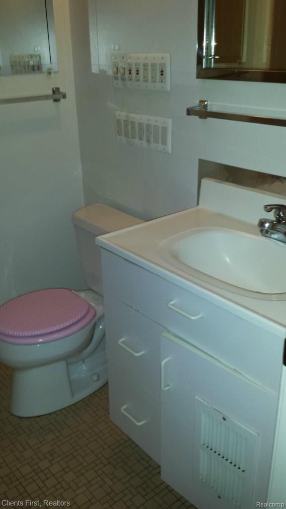 29721 Fall River Road Southfield, MI 48076 - Photo 11 of 26 Full bath 1