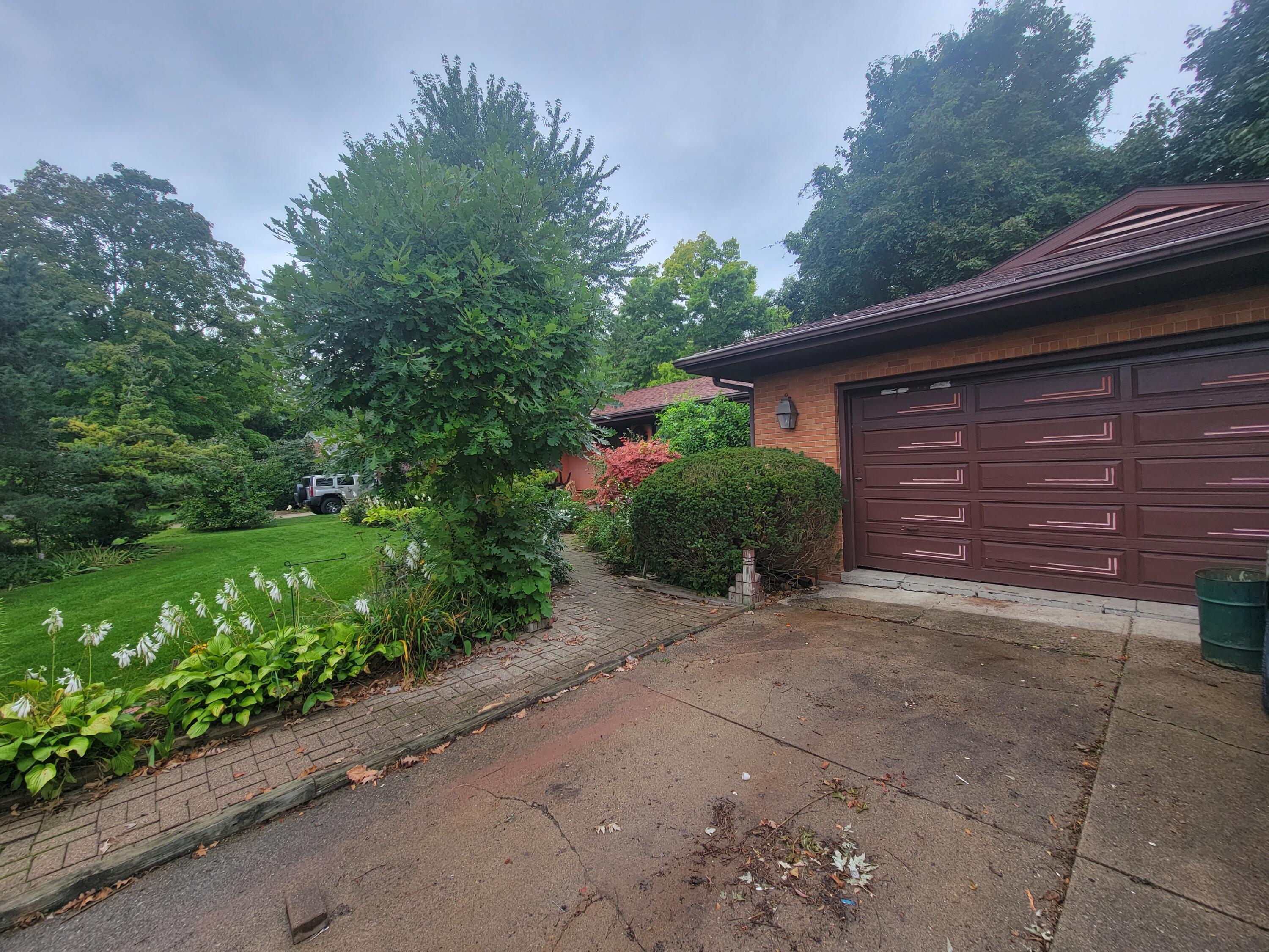 2906 North Cambridge Road Lansing, MI 48911 - Photo 3 of 21 20230911_165806