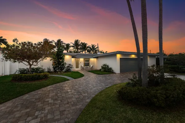 a view of a house with backyard and garden