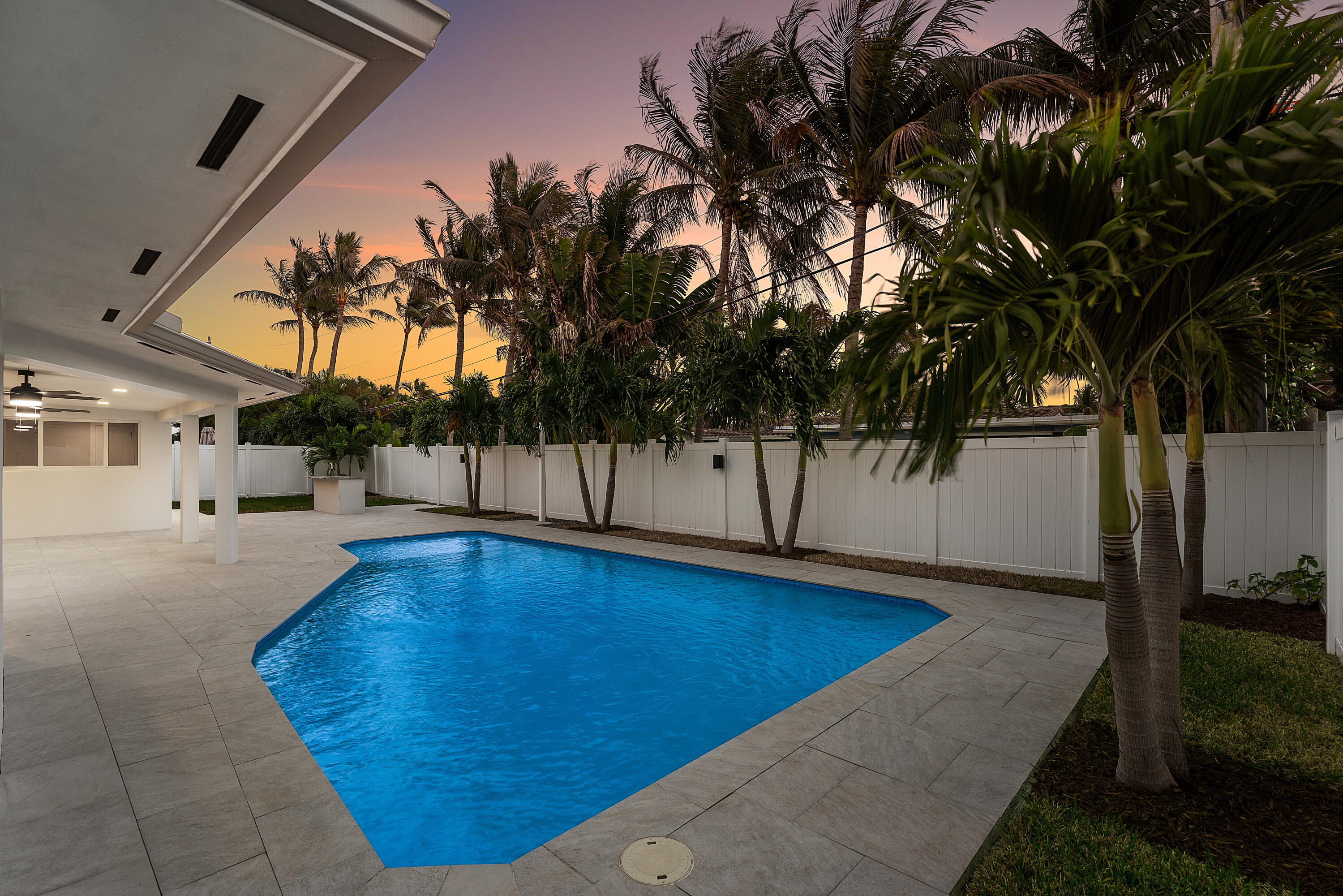 2846 Northeast 35th Court Lighthouse Point, FL 33064 - Photo 22 of 37 a view of a backyard