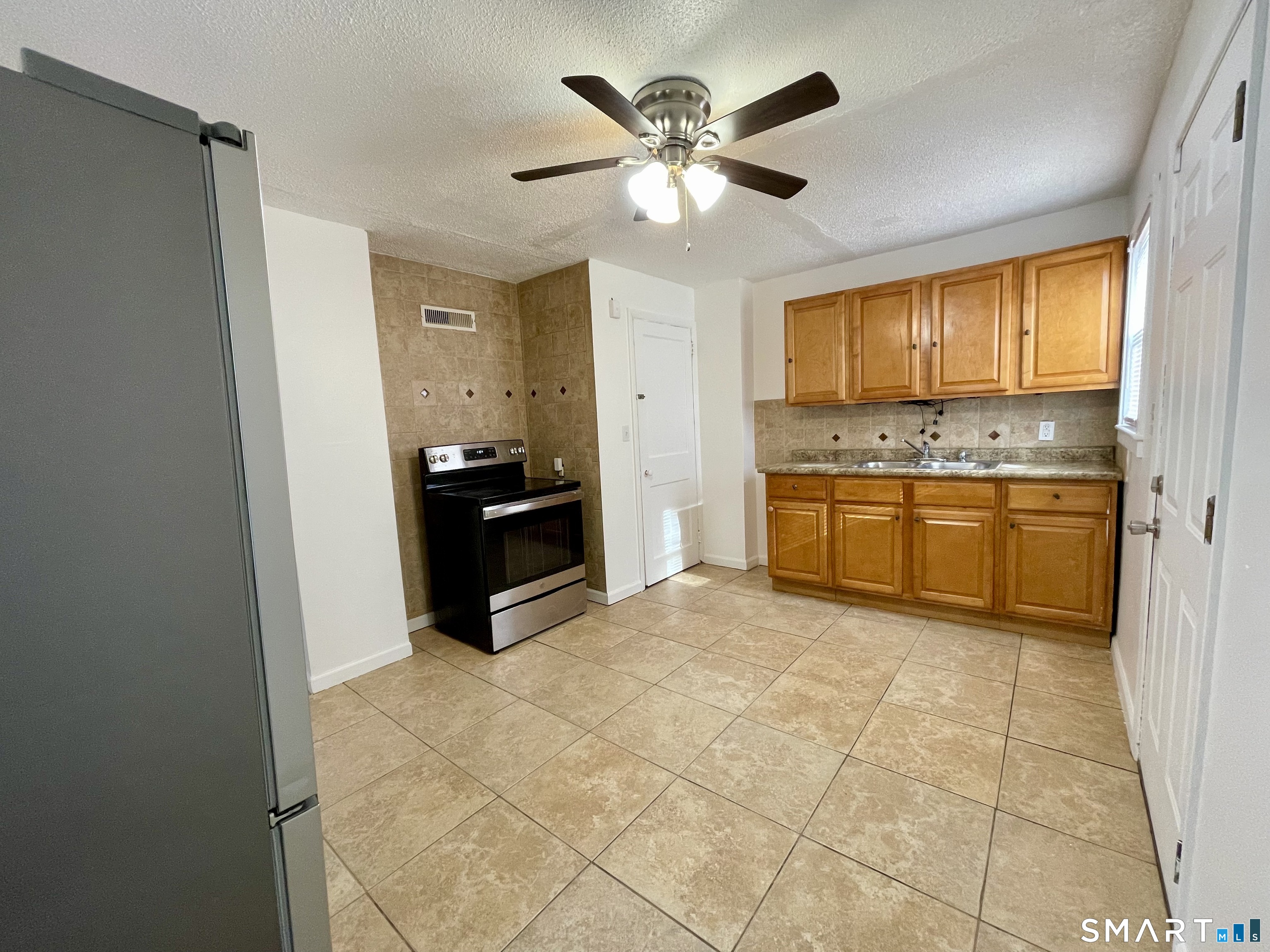 35 Baltic Street Hartford, CT 06112 - Photo 16 of 18