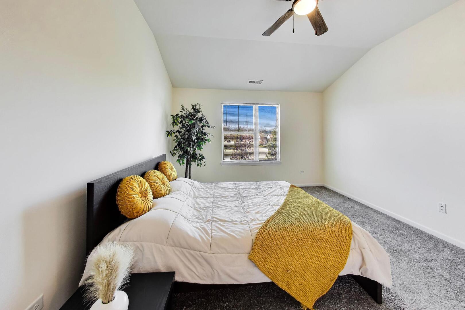 4152 Calder Lane Aurora, IL 60504 - Photo 15 of 30 a bedroom with a bed and a lamp