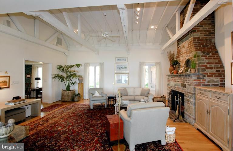 2525 Carrollton Road Annapolis, MD 21403 - Photo 22 of 29 Living Room