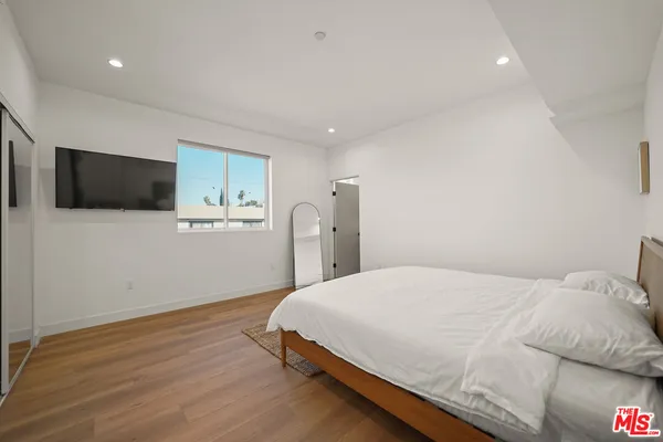 $5,041 | 13694 Erwin Street, Van Nuys, CA 91401