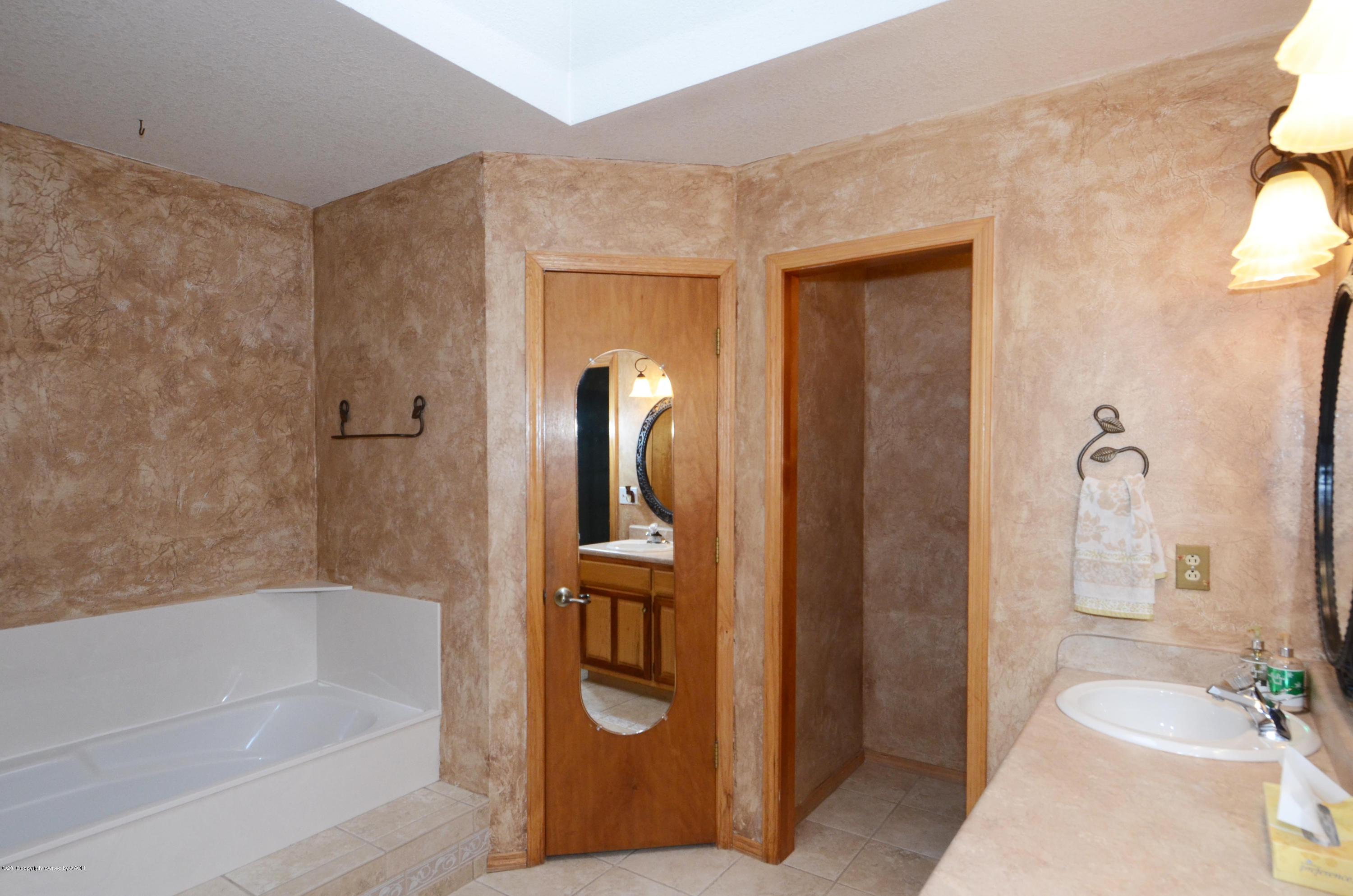 4219 Catalpa Lane Amarillo, TX 79110 - Photo 22 of 27 21 Master Bathroom 3