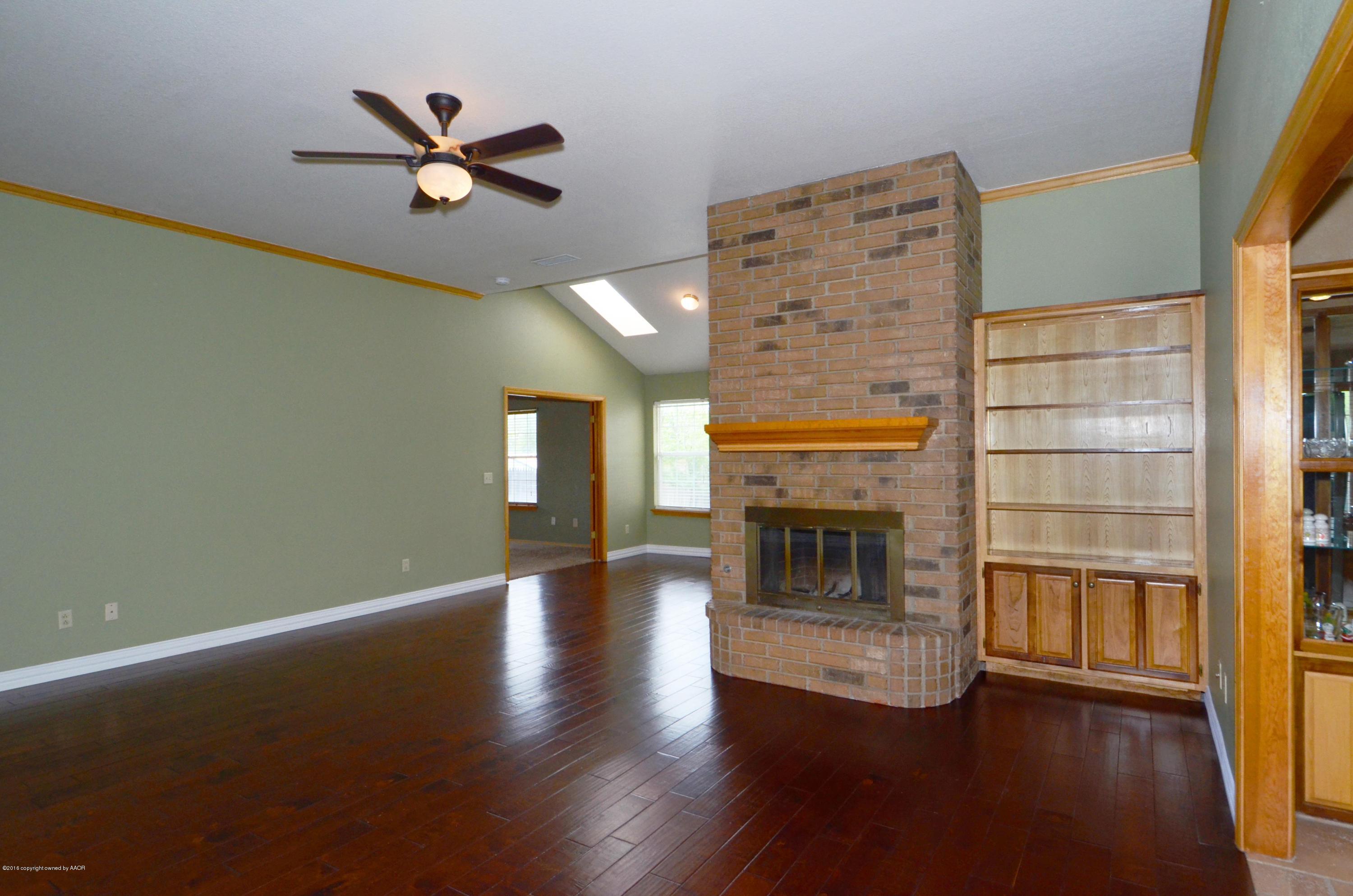 4219 Catalpa Lane Amarillo, TX 79110 - Photo 5 of 27 05 Living Room