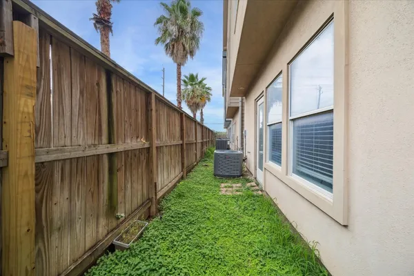 $3,000 | 3041 Clinton Drive, Houston, TX 77020