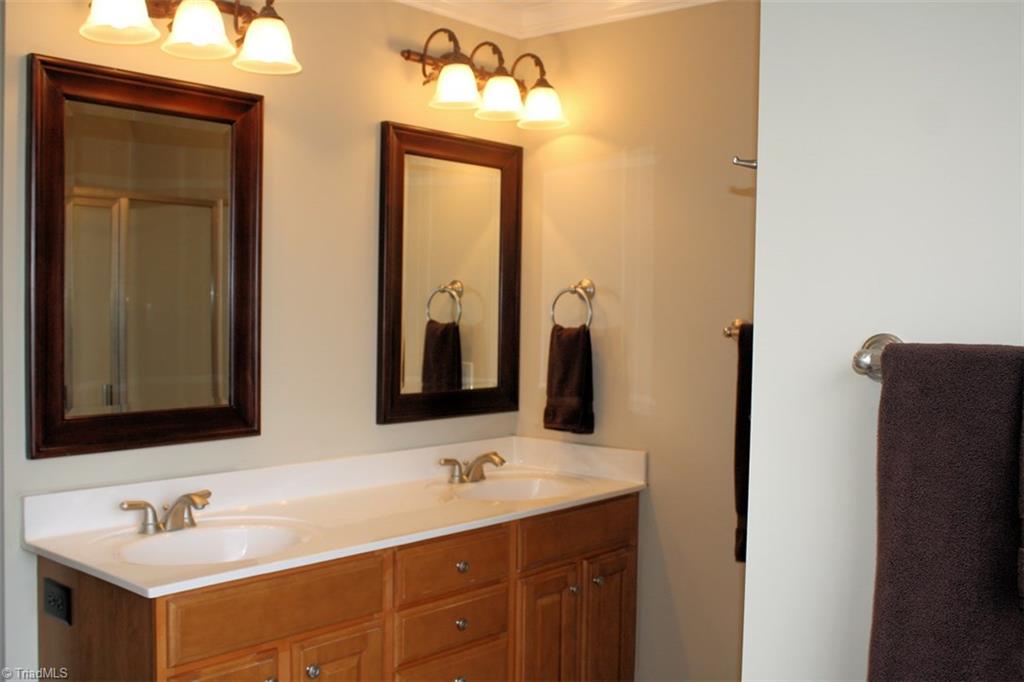 2185 Rossmore Road Clemmons, NC 27012 - Photo 17 of 30 Master Bathroom