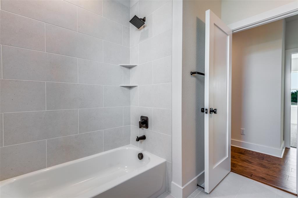 820 Evergreen Way Nevada, TX 75173 - Photo 19 of 37 a bathroom with a bathtub