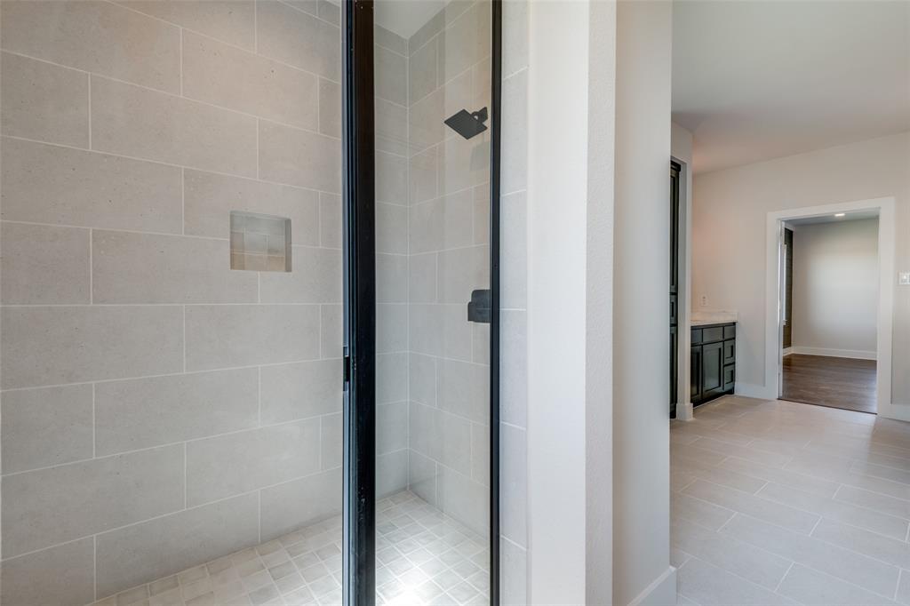 820 Evergreen Way Nevada, TX 75173 - Photo 10 of 37 a view of a bathroom from a corridor