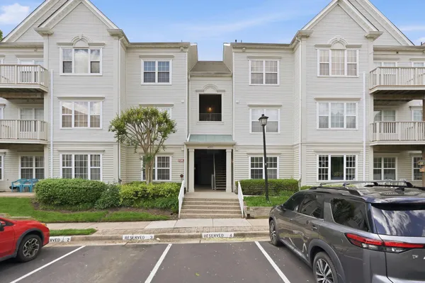 $400,000 | 4359 Wilson Valley Drive, Unit 302, Fairfax, VA 22033