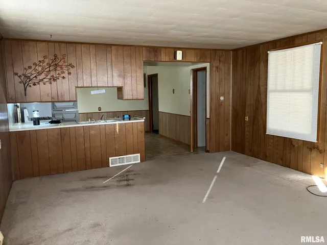 $28,000 | 265 West Maple Street, Roseville, IL 61473