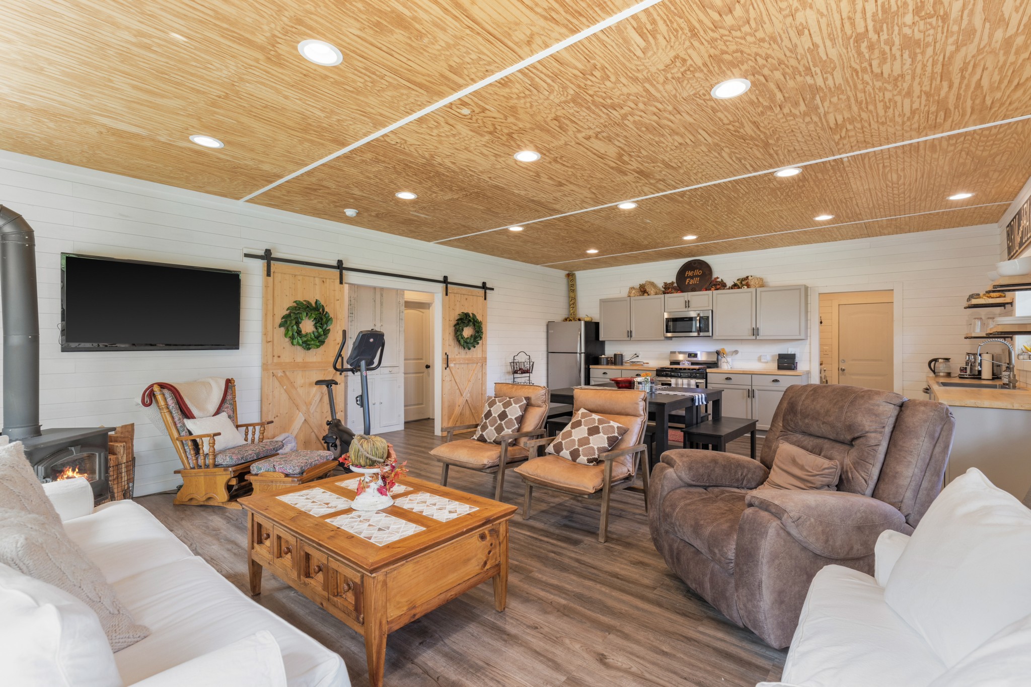 1818 Preacher Holt Road Mount Pleasant, TN 38474 - Photo 14 of 43 a living room with furniture and a flat screen tv
