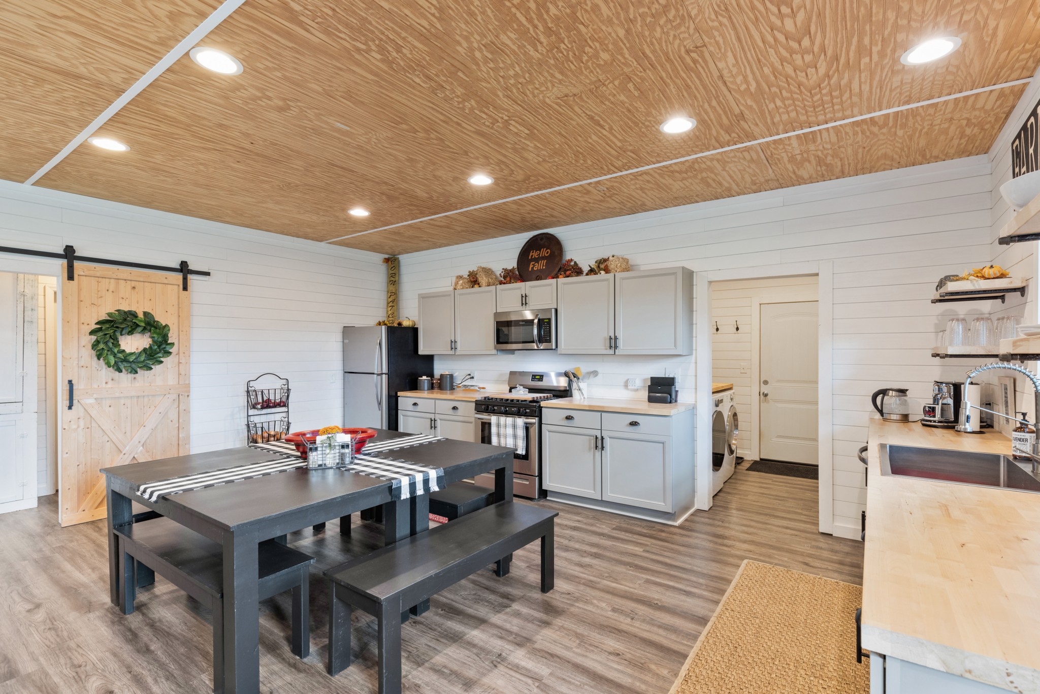 1818 Preacher Holt Road Mount Pleasant, TN 38474 - Photo 19 of 43 a open kitchen with a table and chairs in it