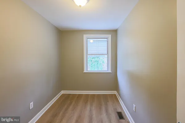 a view of empty room with window