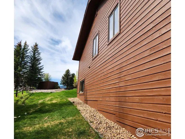 a view of backyard with a garden