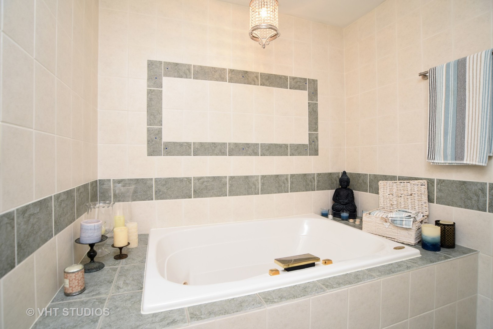 702 Chandler Road Gurnee, IL 60031 - Photo 11 of 26 a bathroom with a tub a sink and a toilet