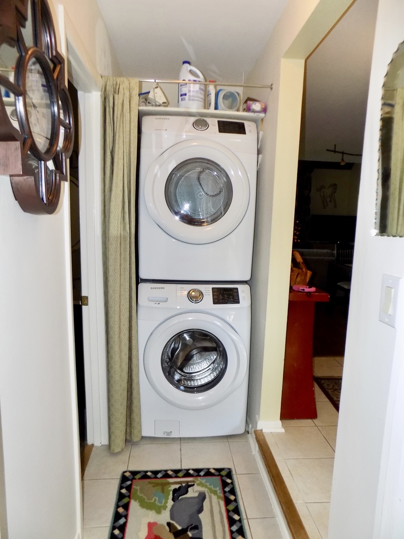 702 Chandler Road Gurnee, IL 60031 - Photo 24 of 26 a utility room with dryer and washer