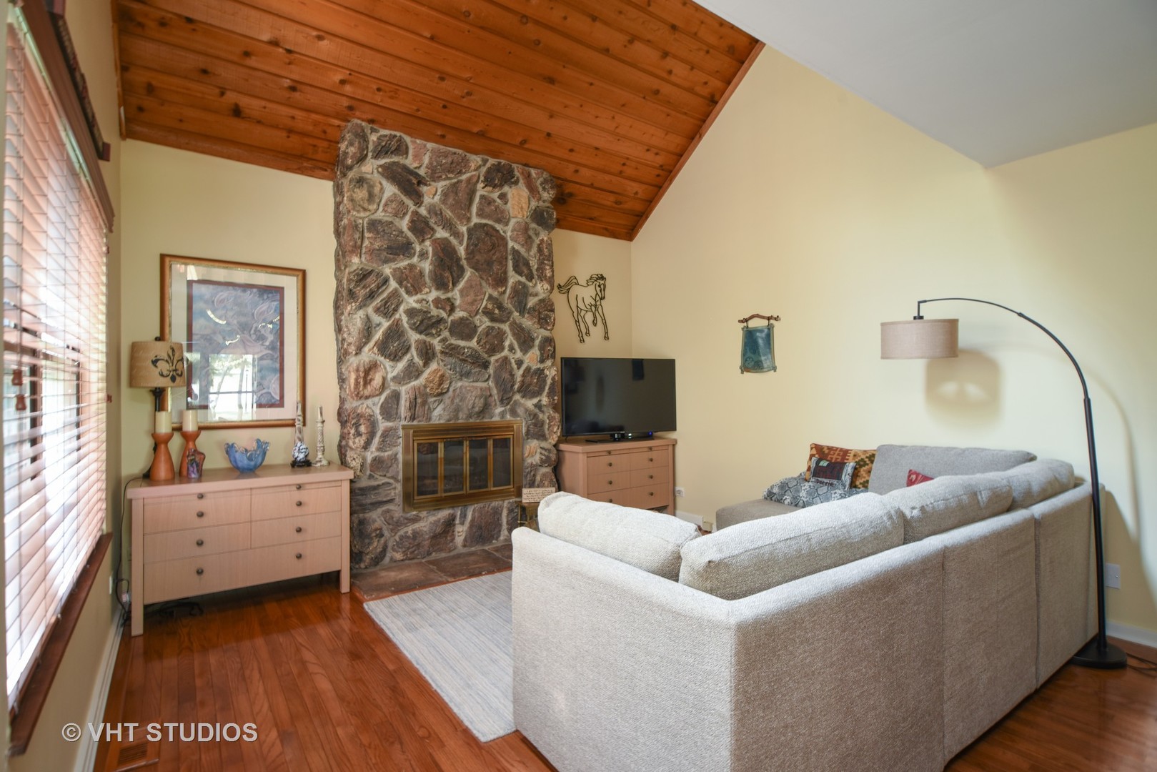702 Chandler Road Gurnee, IL 60031 - Photo 4 of 26 a living room with furniture and a fireplace