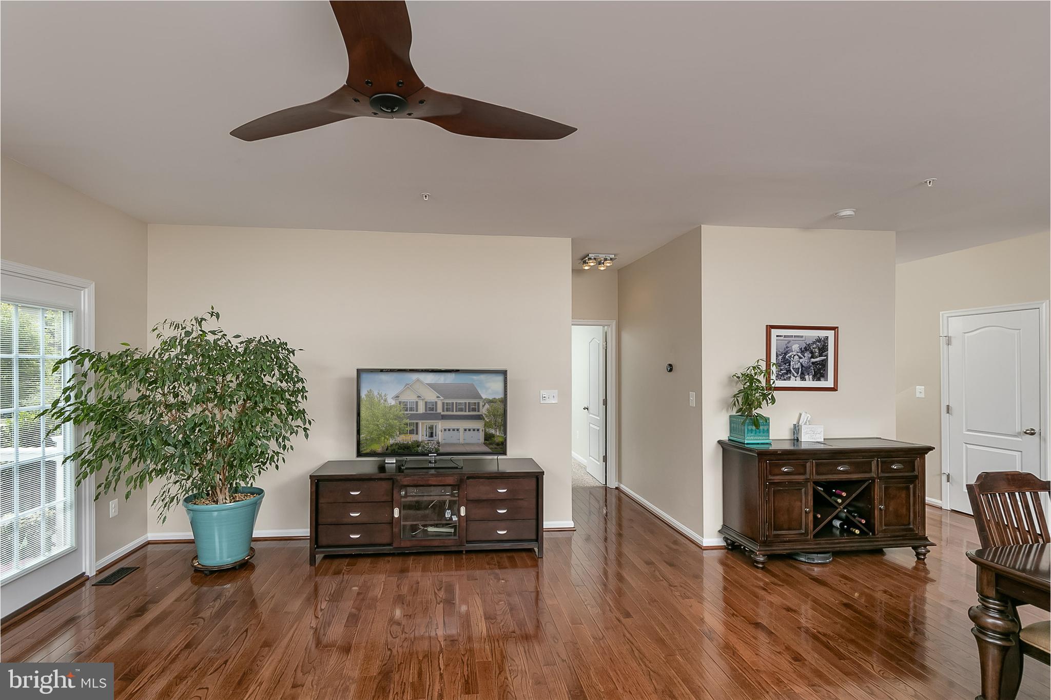 709 Bischoff Road Baltimore, MD 21220 - Photo 11 of 41 Living Room