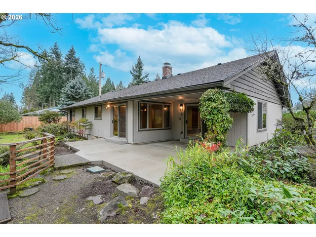 a view of a backyard