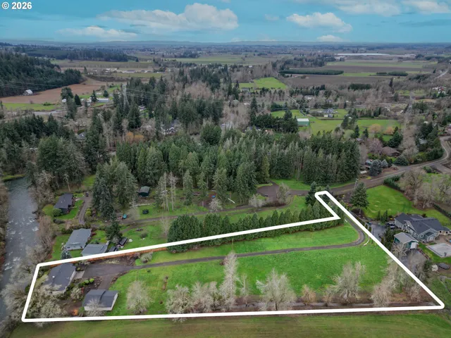 a view of a back yard