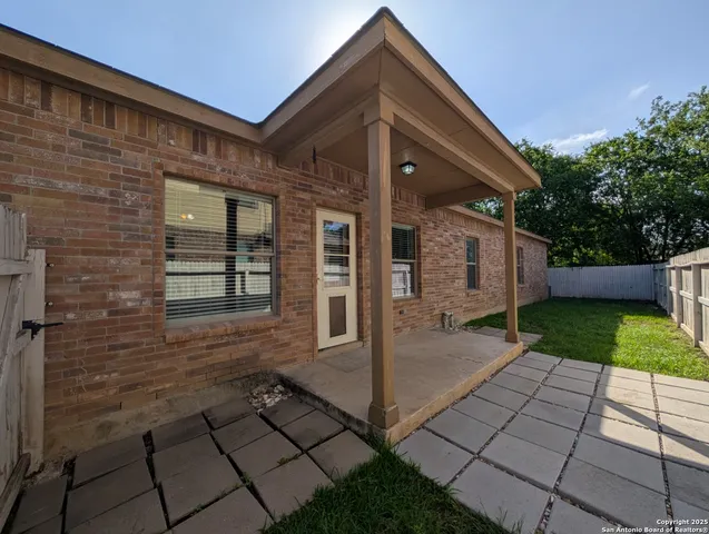 a view of a house with backyard and garden