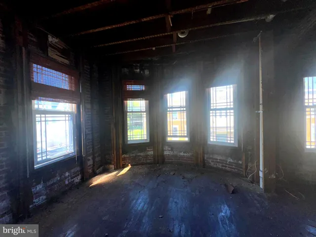 a view of an entryway with a livingroom