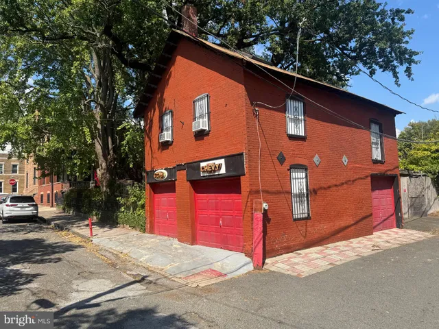 a view of street with small yard