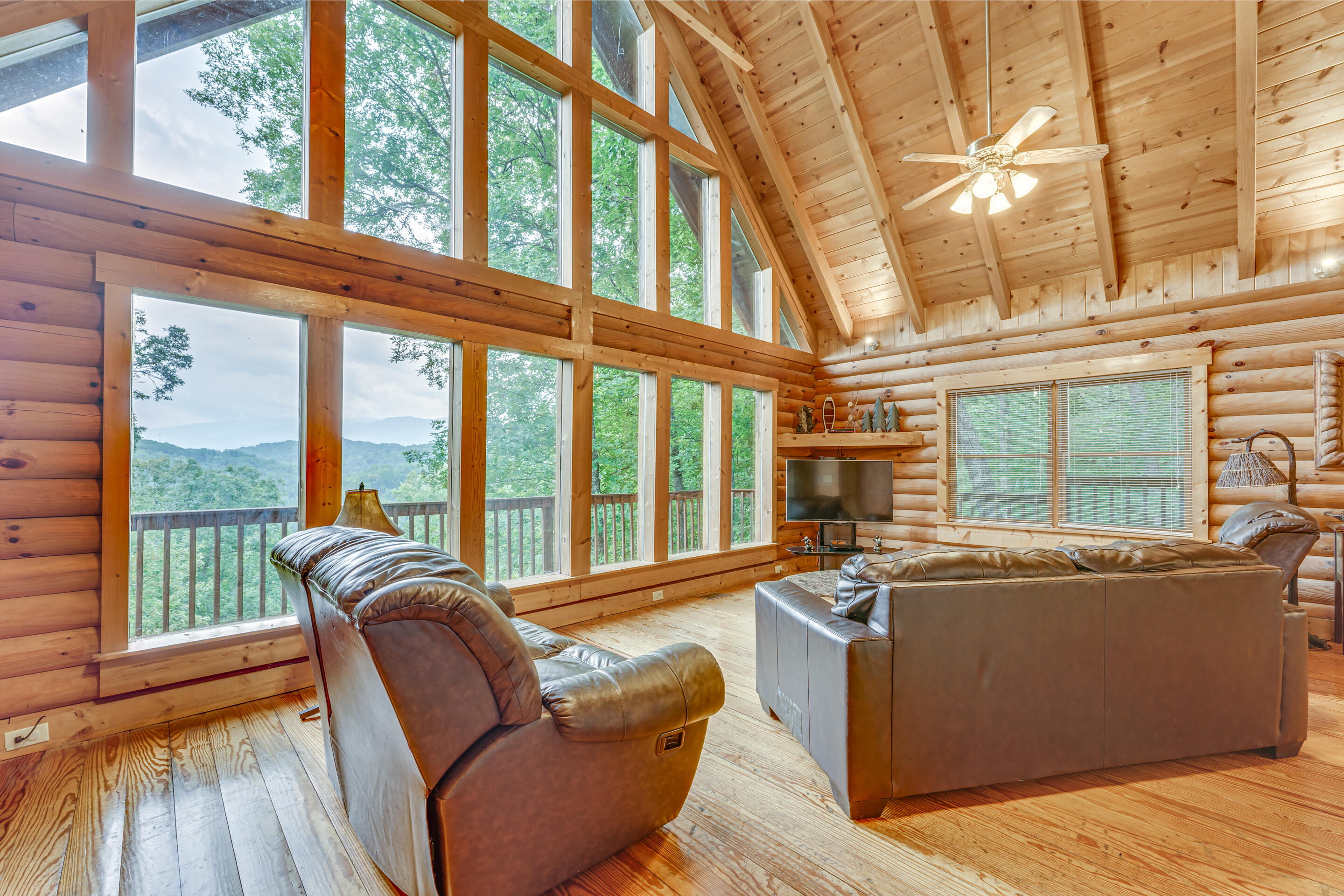 4519 Powdermill Estates Road Sevierville, TN 37876 - Photo 3 of 35 7. living room_
