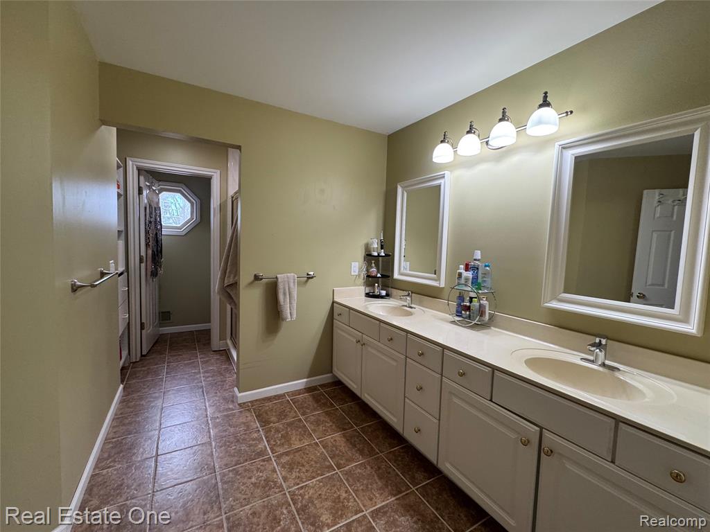 2171 Crystal Drive, Unit 28 Rochester Hills, MI 48309 - Photo 7 of 17