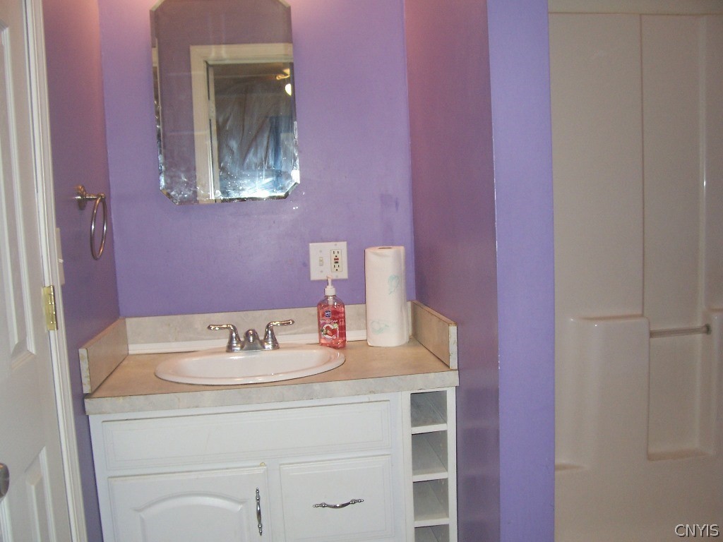 706 1/2 North George Street Rome, NY 13440 - Photo 12 of 22 Main Floor Full Bath