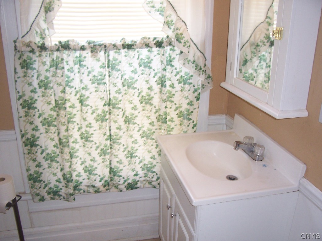 706 1/2 North George Street Rome, NY 13440 - Photo 18 of 22 Upstairs Full Bath