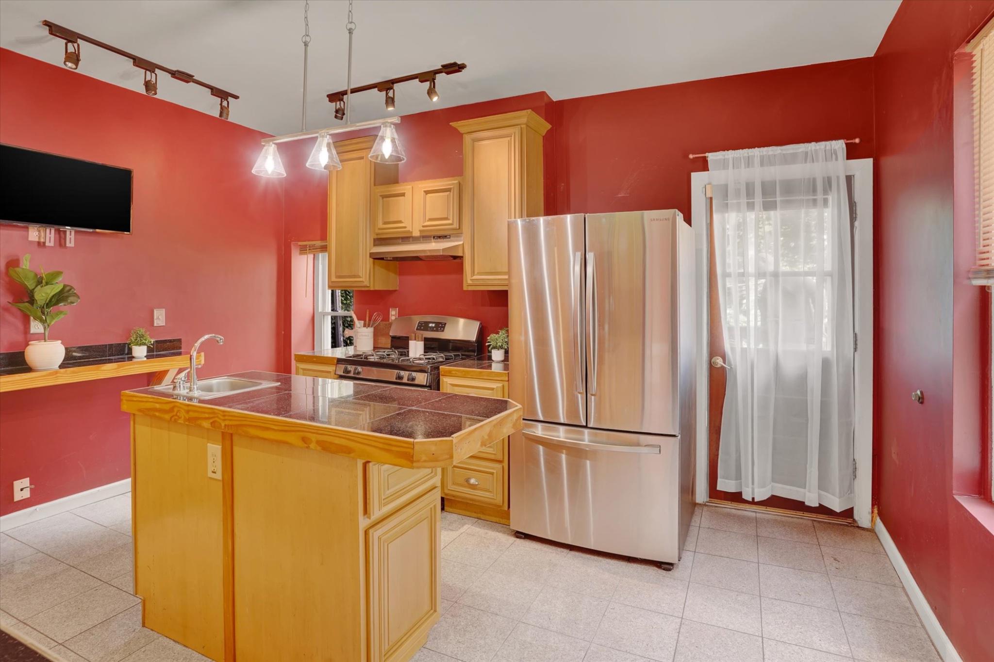 127 West Washington Lane Philadelphia, PA 19144 - Photo 10 of 29 Charming kitchen,vibrant accents & S S appliances