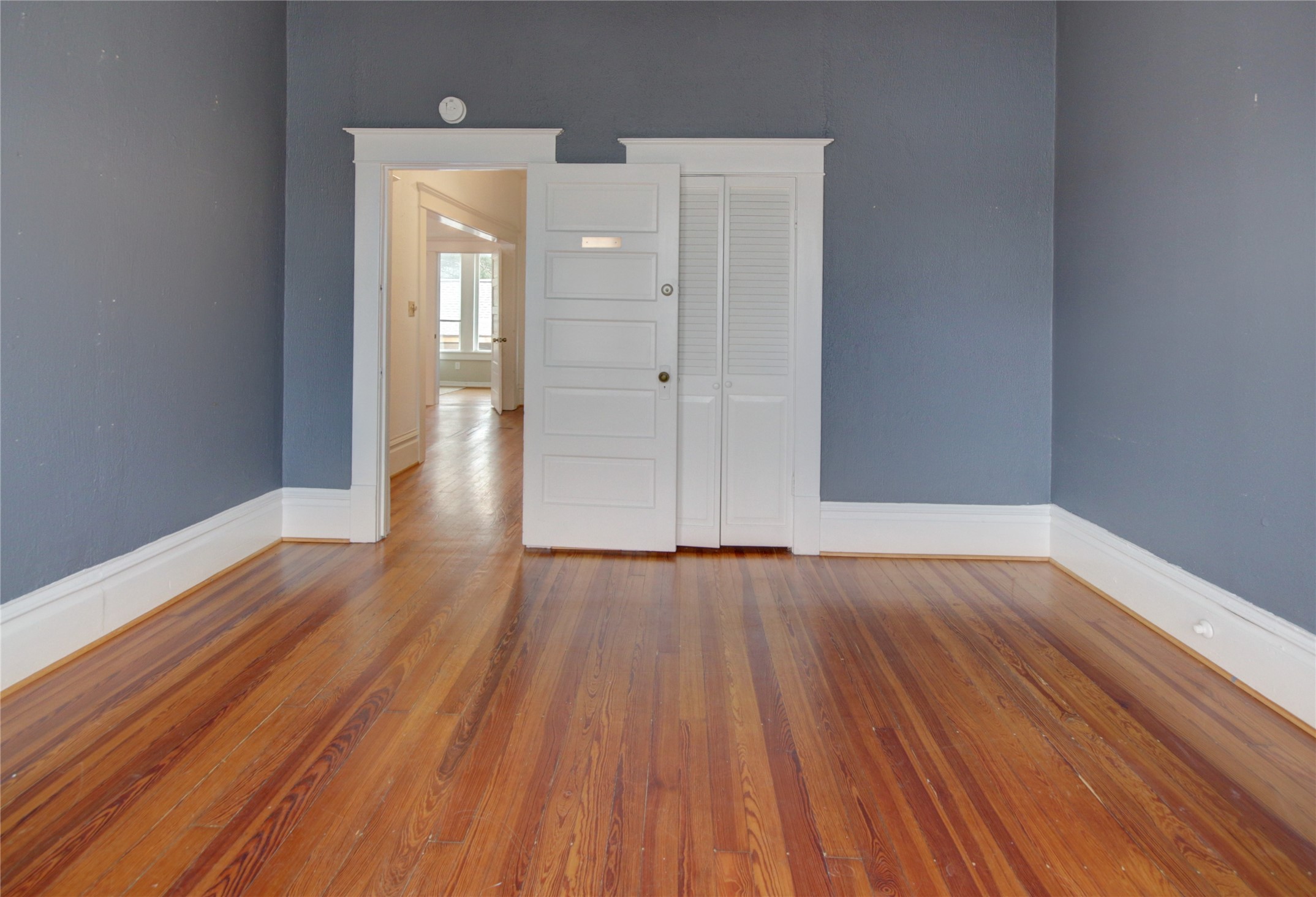 239 Westheimer Road Houston, TX 77006 - Photo 22 of 50 SECOND FLOOR:An alternate view of this secondary bedroom reveals a spacious closet and door casings with enviable millwork.