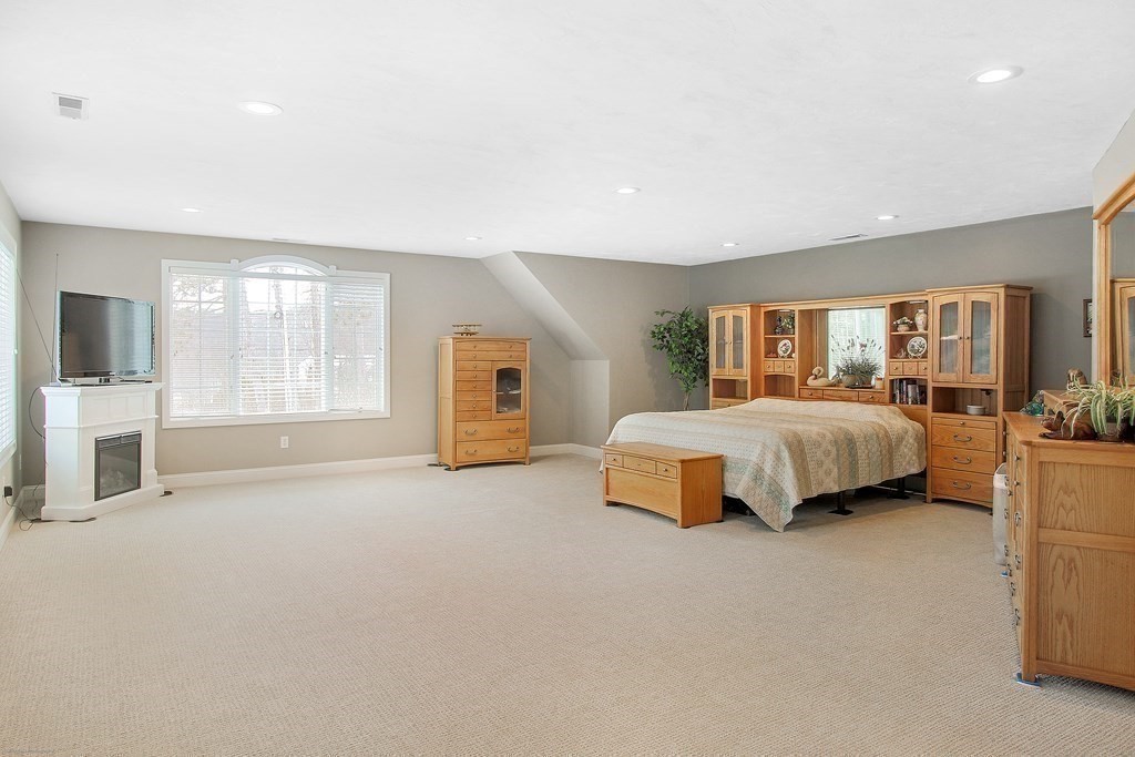 202 Ruggles Street Westborough, MA 01581 - Photo 8 of 41 Gallery Image 8