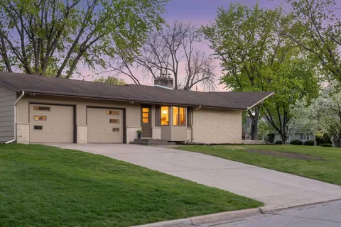 $975,000 | 7401 West Shore Drive, Edina, MN 55435