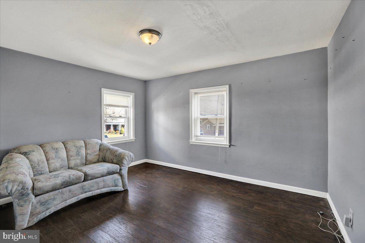 212 Mayer Street Reading, PA 19606 - Photo 21 of 37 a living room with furniture and a window