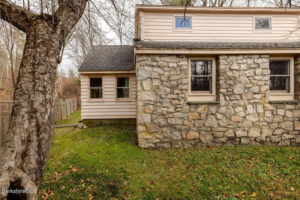 26 Lenox Road West Stockbridge, MA 01266 - Photo 29 of 40 a front view of a house with garden