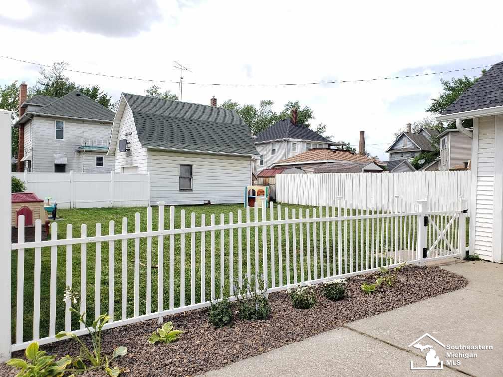 642 Laplaisance Road Monroe, MI 48161 - Photo 3 of 26